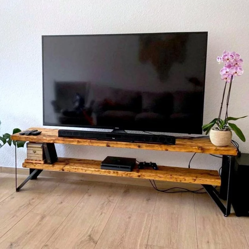 TV-Lowboard mit Fernseher uns Receiver- TV-Anrichte aus recycelten Massivholz Gerüstbohlen Farbe honey mit Kufen aus Stahl real steel